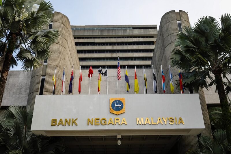 Malasia, que ajustó por última vez los costes de endeudamiento en mayo de 2023 con una subida de 25 puntos básicos, es el último país del sudeste asiático que se resiste a los recortes de las tasas de interés. Malasia, que ajustó por última vez los costes de endeudamiento en mayo de 2023 con una subida de 25 puntos básicos, es el último país del sudeste asiático que se resiste a los recortes de las tasas de interés.