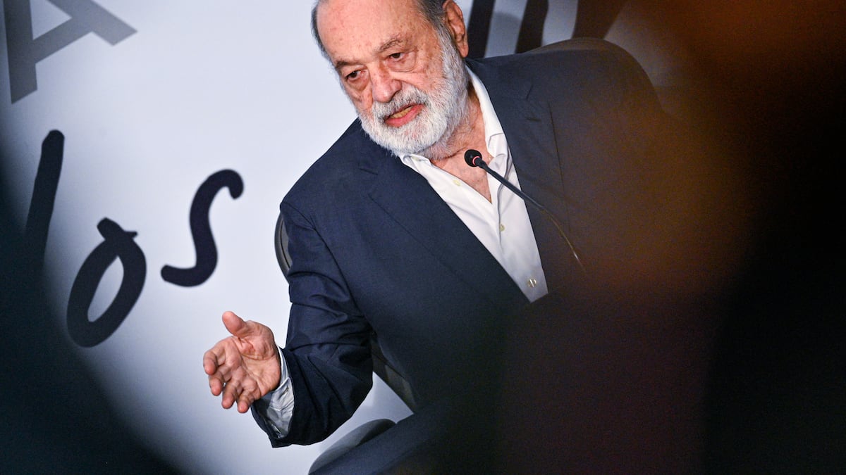 División petrolera de Carlos Slim reactiva producción en campos marinos con rusa Lukoil