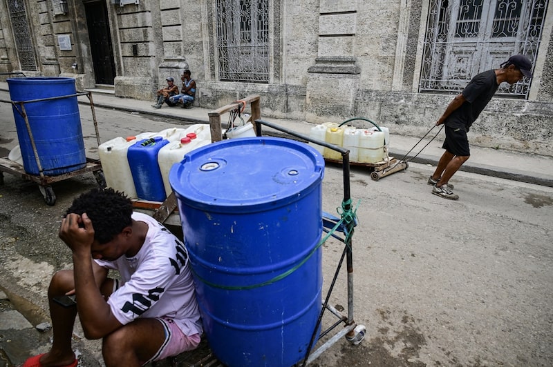 Un residente lleva un carrito cargado con bidones de agua por una calle de La Habana el 6 de octubre. Foto: Yamil Lage/AFP/Getty Images Un residente lleva un carrito cargado con bidones de agua por una calle de La Habana el 6 de octubre. Foto: Yamil Lage/AFP/Getty Images