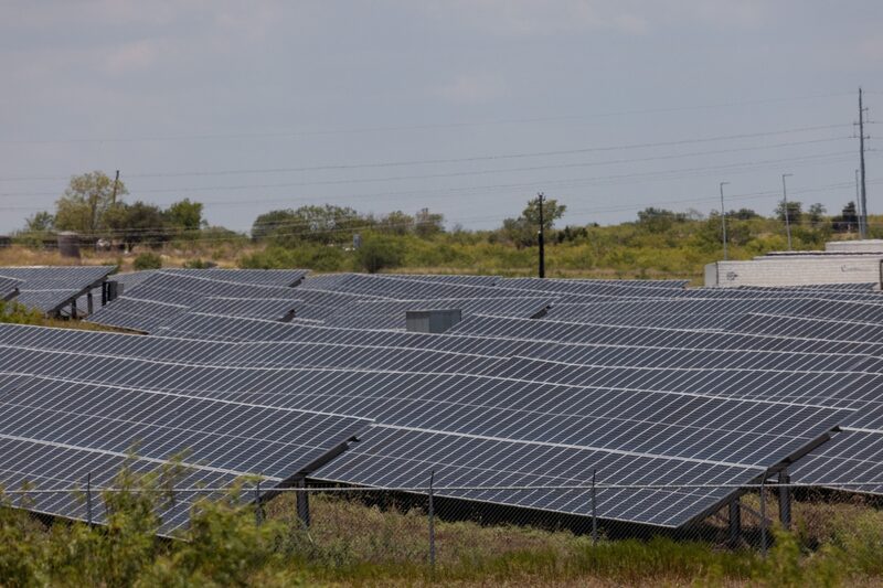 Paneles solares durante una ola de calor en Austin, Texas, Estados Unidos, el lunes 11 de julio de 2022. Paneles solares durante una ola de calor en Austin, Texas, Estados Unidos, el lunes 11 de julio de 2022.
