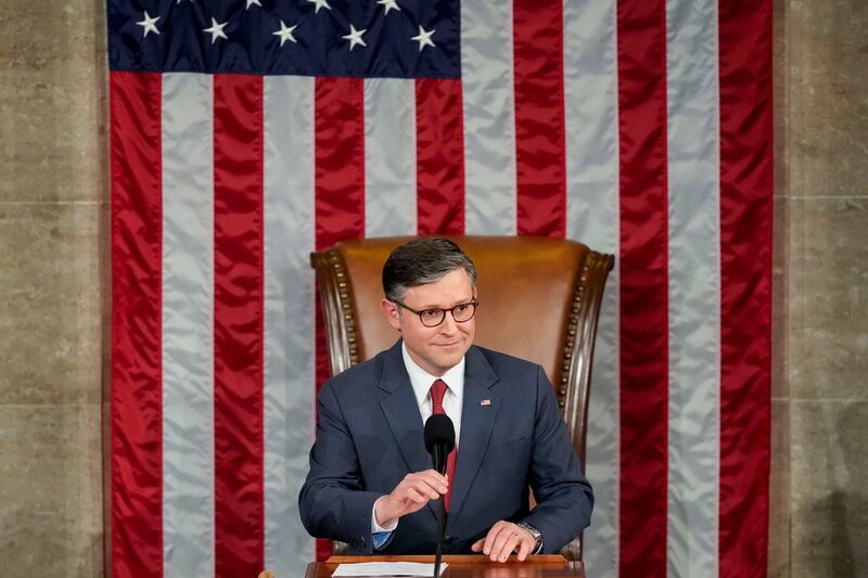 O republicano Mike Johnson foi reeleito para o cargo de presidente da Câmara, superando a resistência de um grupo de conservadores O republicano Mike Johnson foi reeleito para o cargo de presidente da Câmara, superando a resistência de um grupo de conservadores