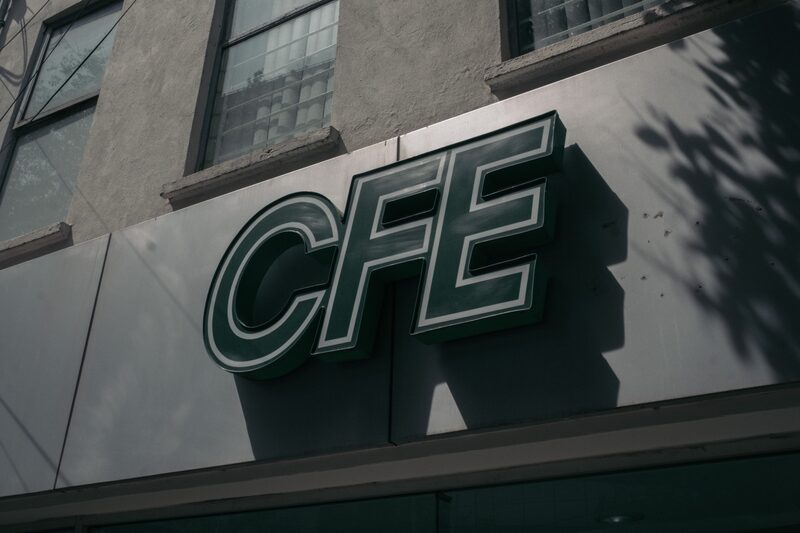 Señalización afuera de un centro de pago automatizado de autoservicio de la Comisión Federal de Electricidad (CFE) en la Ciudad de México, México. Señalización afuera de un centro de pago automatizado de autoservicio de la Comisión Federal de Electricidad (CFE) en la Ciudad de México, México.