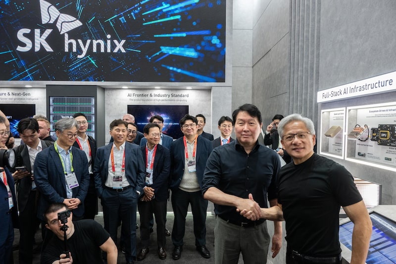 Jensen Huang junto a Chey Tae-won durante la feria Computex 2026 en Taipéi. Fotógrafo: Lam Yik Fei/Bloomberg Jensen Huang junto a Chey Tae-won durante la feria Computex 2026 en Taipéi. Fotógrafo: Lam Yik Fei/Bloomberg