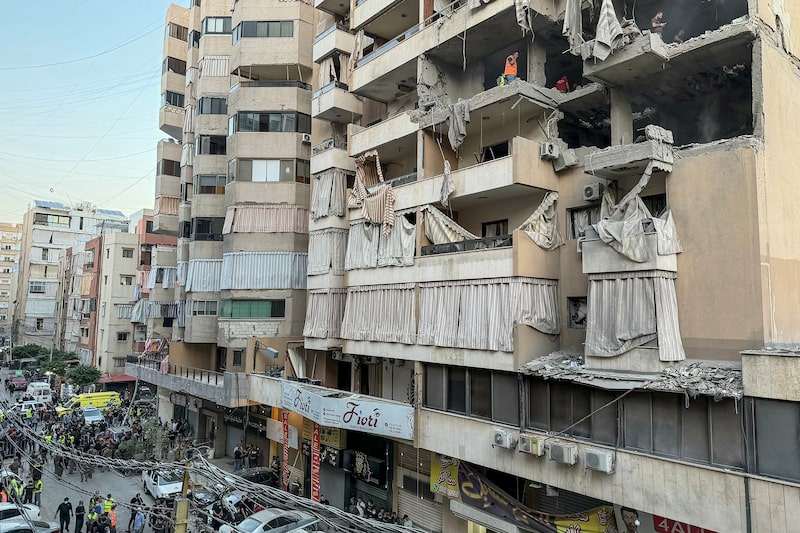 Los trabajadores limpian los escombros del lugar donde se produjo un ataque aéreo israelí contra un edificio residencial en el barrio de Haret Hreik, al sur de Beirut, el 23 de noviembre de 2025. Los trabajadores limpian los escombros del lugar donde se produjo un ataque aéreo israelí contra un edificio residencial en el barrio de Haret Hreik, al sur de Beirut, el 23 de noviembre de 2025.