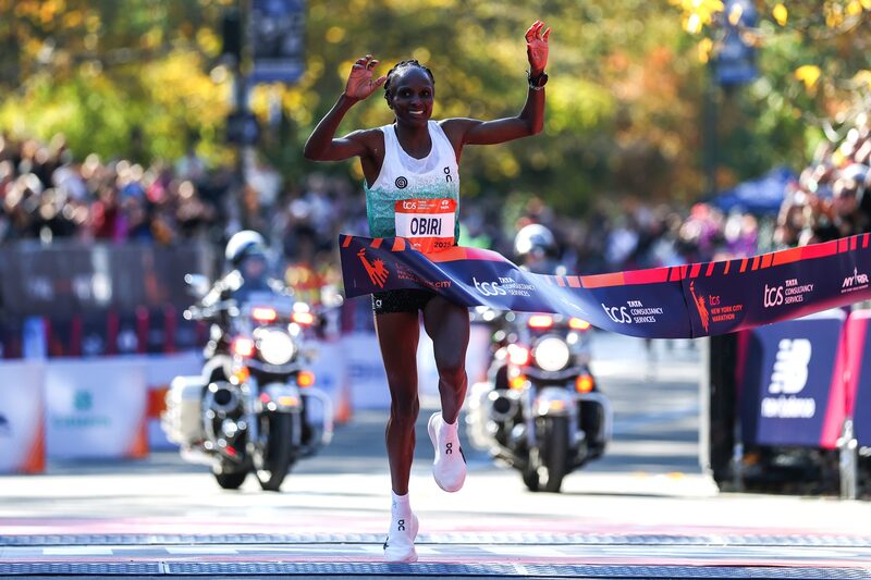 Hellen Obiri, vestida con Ons, cruza la línea de meta tras ganar la división abierta femenina profesional en el maratón TCS de Nueva York de 2025. Fotógrafo: Ishika Samant/Getty Images Hellen Obiri, vestida con Ons, cruza la línea de meta tras ganar la división abierta femenina profesional en el maratón TCS de Nueva York de 2025. Fotógrafo: Ishika Samant/Getty Images