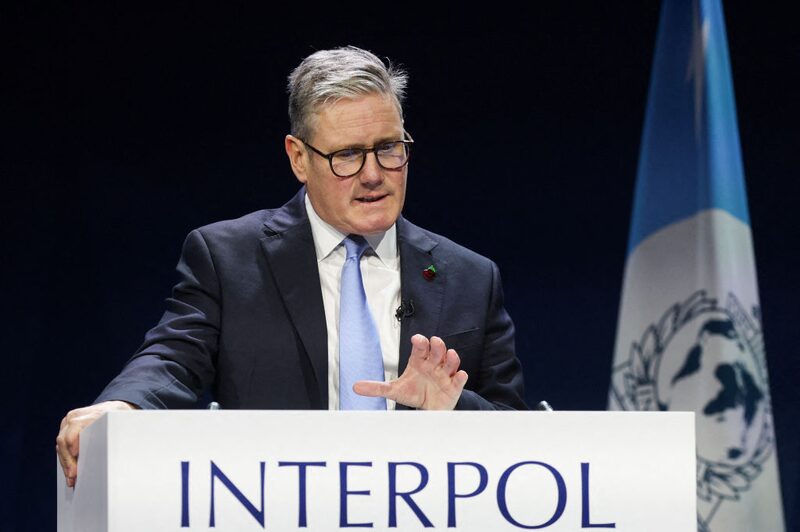 El primer ministro británico, Keir Starmer, pronuncia un discurso durante la ceremonia de apertura en el escenario el primer día de la asamblea general de Interpol, en Glasgow, el 4 de noviembre de 2024. El primer ministro británico, Keir Starmer, pronuncia un discurso durante la ceremonia de apertura en el escenario el primer día de la asamblea general de Interpol, en Glasgow, el 4 de noviembre de 2024.