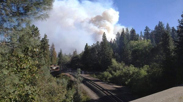 Un incendio forestal cierra la autopista de Malibú mientras los vientos azotan California Un incendio forestal cierra la autopista de Malibú mientras los vientos azotan California
