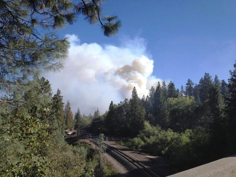 Un incendio forestal cierra la autopista de Malibú mientras los vientos azotan California Un incendio forestal cierra la autopista de Malibú mientras los vientos azotan California