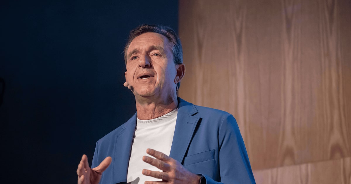 Motorola lanza su línea premium de smartphones para desafiar a Apple y Samsung