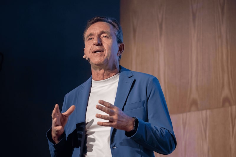 Sergio Buniac, chairman and president at Motorola Mobility Holdings Inc., speaks during a Motorola media preview event in New York, US, on Wednesday, April 23, 2025. Lenovo Group Ltd.'s Motorola brand launched a new Razr foldable phone lineup loaded with a suite of artificial intelligence assistants in a far-reaching overhaul of its portfolio that also includes new earbuds and a watch. Photographer: Michael Nagle/Bloomberg Sergio Buniac, chairman and president at Motorola Mobility Holdings Inc., speaks during a Motorola media preview event in New York, US, on Wednesday, April 23, 2025. Lenovo Group Ltd.'s Motorola brand launched a new Razr foldable phone lineup loaded with a suite of artificial intelligence assistants in a far-reaching overhaul of its portfolio that also includes new earbuds and a watch. Photographer: Michael Nagle/Bloomberg