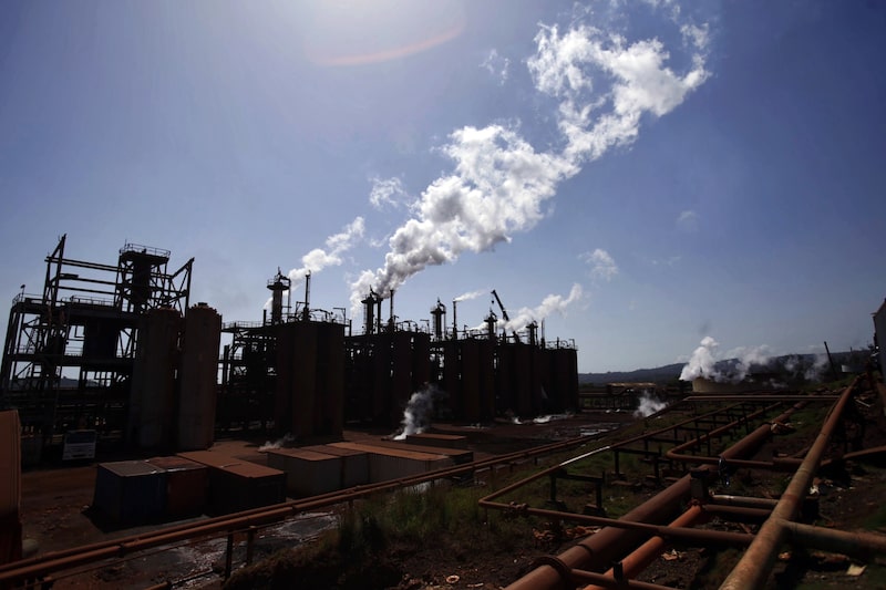 El humo sale de las chimeneas de una planta procesadora de níquel en Moa, Cuba. Foto: Sven Creutzmann/Mambo Photo/Getty Images El humo sale de las chimeneas de una planta procesadora de níquel en Moa, Cuba. Foto: Sven Creutzmann/Mambo Photo/Getty Images