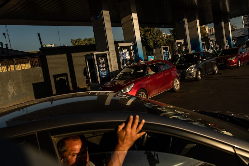 El nuevo gobierno de Chile ha tomado la decisión de hacer un traspaso total al elevar el precio de los combustibles más de un 50%. El nuevo gobierno de Chile ha tomado la decisión de hacer un traspaso total al elevar el precio de los combustibles más de un 50%.