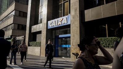 Lula y Flávio Bolsonaro ponen a Caixa en el centro de sus planes para aliviar la deuda en Brasil Lula y Flávio Bolsonaro ponen a Caixa en el centro de sus planes para aliviar la deuda en Brasil