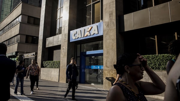 Lula y Flávio Bolsonaro ponen a Caixa en el centro de sus planes para aliviar la deuda en Brasil Lula y Flávio Bolsonaro ponen a Caixa en el centro de sus planes para aliviar la deuda en Brasil