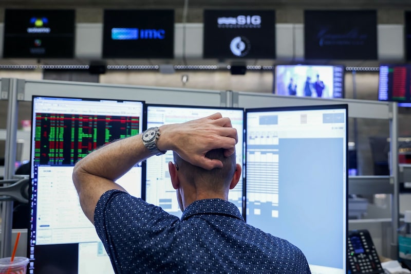 Un operador trabaja en el parqué de la Bolsa de Valores Americana (AMEX) en la Bolsa de Valores de Nueva York (NYSE) en Nueva York, EE.UU. Un operador trabaja en el parqué de la Bolsa de Valores Americana (AMEX) en la Bolsa de Valores de Nueva York (NYSE) en Nueva York, EE.UU.