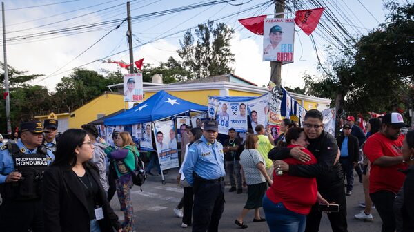 Inicia el conteo de votos en Honduras tras un proceso electoral reñido Inicia el conteo de votos en Honduras tras un proceso electoral reñido