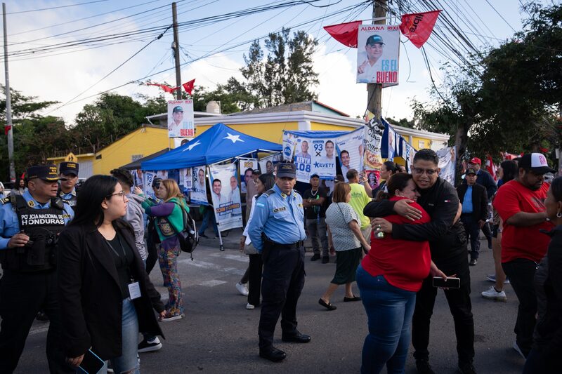 Agentes de la Policía Nacional vigilan a los votantes frente a un colegio electoral durante las elecciones presidenciales en Tegucigalpa el 30 de noviembre. Fotos: Tomas Ayuso/Bloomberg Agentes de la Policía Nacional vigilan a los votantes frente a un colegio electoral durante las elecciones presidenciales en Tegucigalpa el 30 de noviembre. Fotos: Tomas Ayuso/Bloomberg
