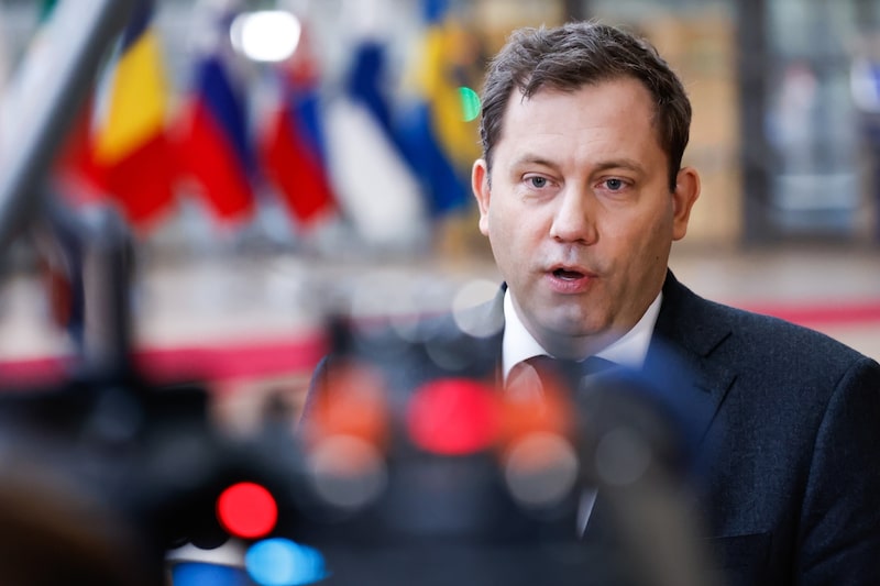 El ministro de Finanzas alemán, Lars Klingbeil, supervisa a los agentes de aduanas que llevaron a cabo las detenciones. Fotógrafo: Simon Wohlfahrt/Bloomberg El ministro de Finanzas alemán, Lars Klingbeil, supervisa a los agentes de aduanas que llevaron a cabo las detenciones. Fotógrafo: Simon Wohlfahrt/Bloomberg