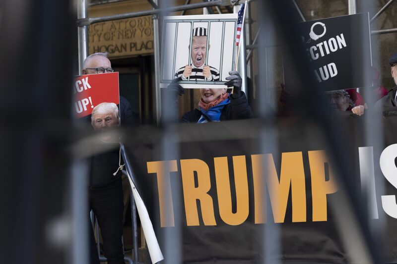 Manifestantes protestan contra el expresidente estadounidense Donald Trump frente a la oficina del fiscal del distrito de Manhattan, Alvin Bragg, en Nueva York, Estados Unidos, el martes 21 de marzo de 2023. Fotógrafo: Angus Mordant/Bloomberg Manifestantes protestan contra el expresidente estadounidense Donald Trump frente a la oficina del fiscal del distrito de Manhattan, Alvin Bragg, en Nueva York, Estados Unidos, el martes 21 de marzo de 2023. Fotógrafo: Angus Mordant/Bloomberg