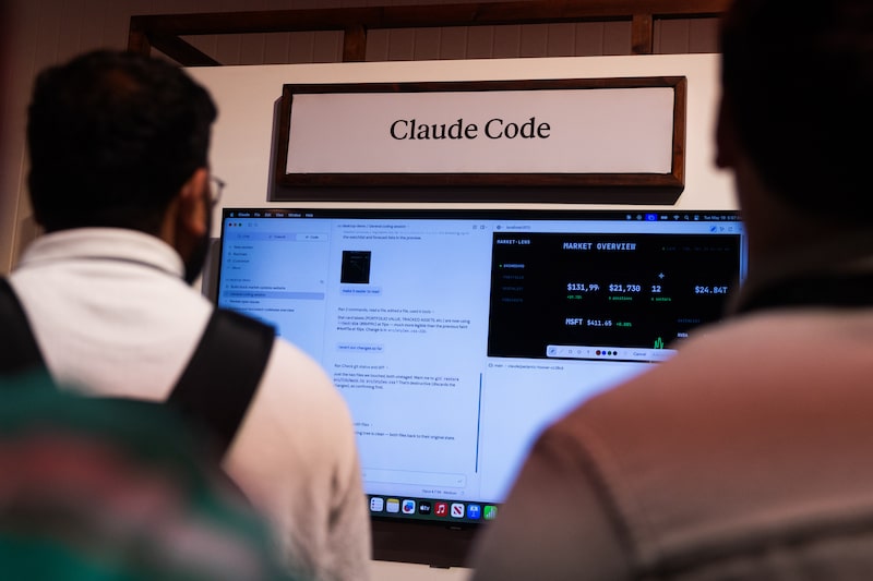 Los asistentes observan una demostración del software Claude Code de Anthropic en una conferencia para desarrolladores en Londres. Fotógrafo: Chris Ratcliffe/Bloomberg Los asistentes observan una demostración del software Claude Code de Anthropic en una conferencia para desarrolladores en Londres. Fotógrafo: Chris Ratcliffe/Bloomberg