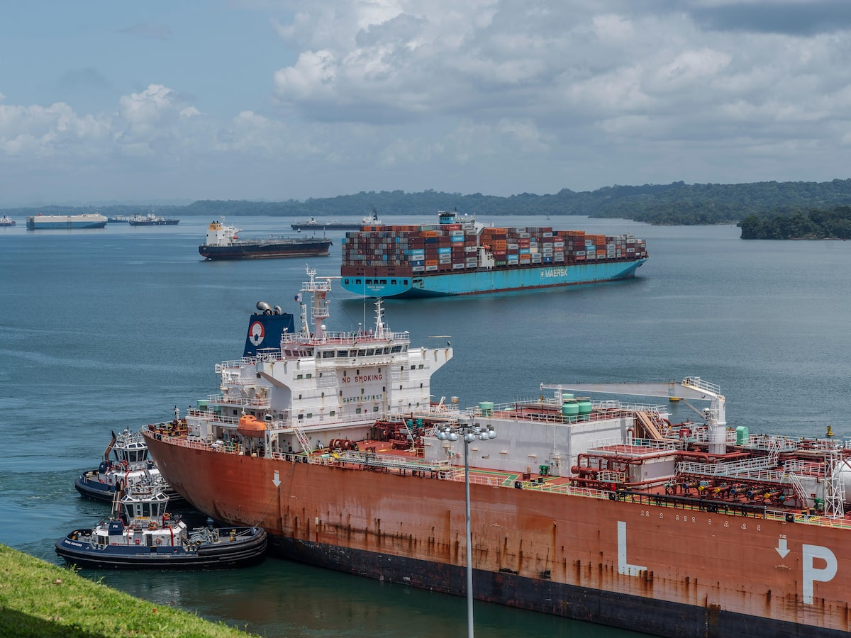 Buque en el Canal de Panamá pagando $4 millones