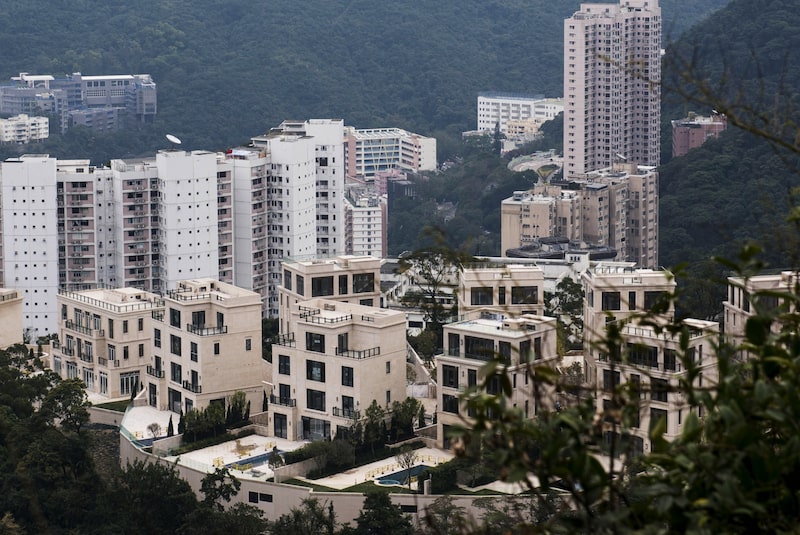 Casas residenciales, en primer plano, en el proyecto Mount Nicholson, desarrollado conjuntamente por Wheelock Properties Ltd. y Nan Fung Development Ltd., en el distrito Peak de Hong Kong, China. Casas residenciales, en primer plano, en el proyecto Mount Nicholson, desarrollado conjuntamente por Wheelock Properties Ltd. y Nan Fung Development Ltd., en el distrito Peak de Hong Kong, China.