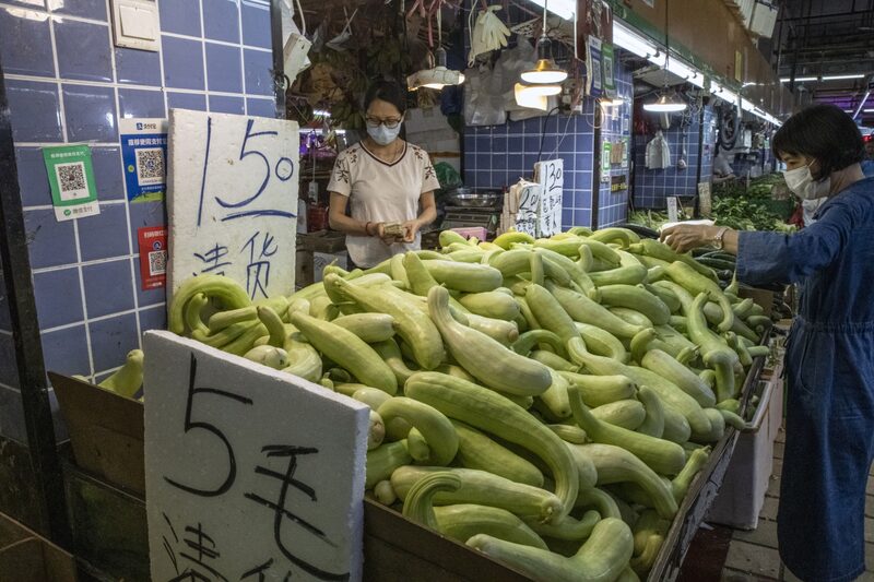 Un puesto de verduras en la zona de Haizhu de Guangzhou, China, el martes 9 de mayo de 2023. La inflación al consumidor de China se desaceleró en abril al ritmo más débil en dos años, mientras que los precios al productor se hundieron aún más en la deflación, reflejando la débil demanda interna y los costes más bajos de las materias primas. Un puesto de verduras en la zona de Haizhu de Guangzhou, China, el martes 9 de mayo de 2023. La inflación al consumidor de China se desaceleró en abril al ritmo más débil en dos años, mientras que los precios al productor se hundieron aún más en la deflación, reflejando la débil demanda interna y los costes más bajos de las materias primas.