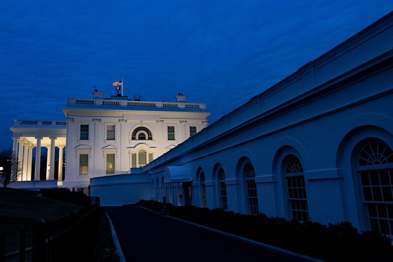 La Casa Blanca ha prohibido a los reporteros y fotógrafos de la agencia de noticias participar en actos conjuntos. La Casa Blanca ha prohibido a los reporteros y fotógrafos de la agencia de noticias participar en actos conjuntos.