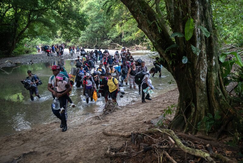 Migrantes atraviesan el Tapón del Darién cerca de Acandí, Colombia, en 2021. Migrantes atraviesan el Tapón del Darién cerca de Acandí, Colombia, en 2021.
