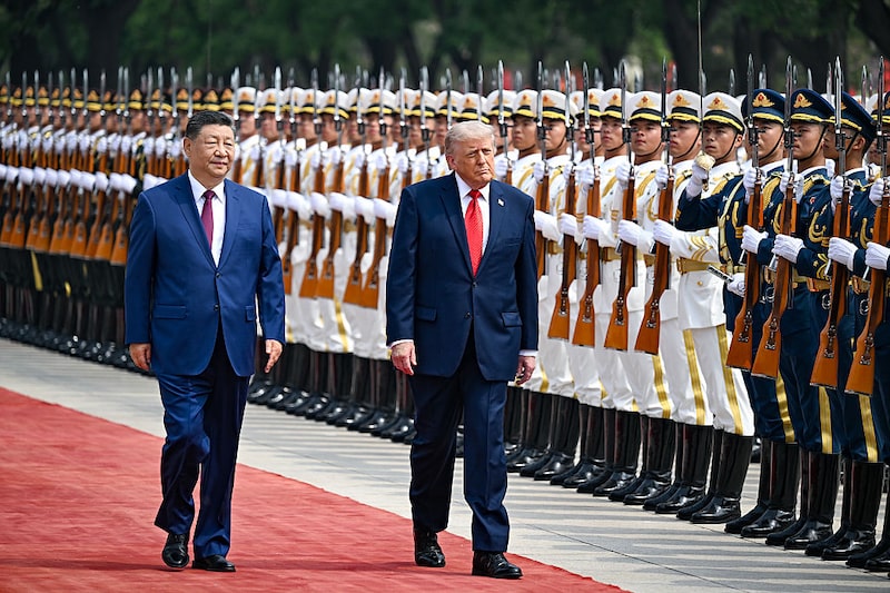 El presidente Donald Trump pasa revista a la guardia de honor junto al presidente chino Xi Jinping durante una ceremonia de bienvenida en el Gran Salón del Pueblo el 14 de mayo en Pekín. Fotógrafo: Kenny Holston/Pool/AFP/Getty Images. El presidente Donald Trump pasa revista a la guardia de honor junto al presidente chino Xi Jinping durante una ceremonia de bienvenida en el Gran Salón del Pueblo el 14 de mayo en Pekín. Fotógrafo: Kenny Holston/Pool/AFP/Getty Images.