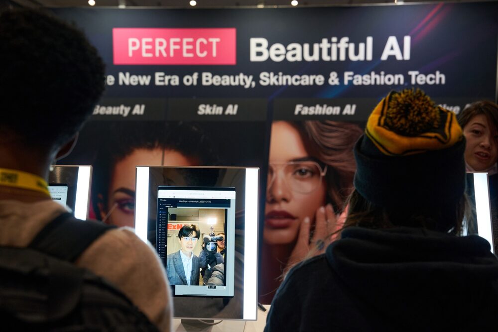 Estande com exibição de tecnologia com uso de IA no evento The AI Summit em Nova York no começo de dezembro (Foto: Bing Guan/Bloomberg) Estande com exibição de tecnologia com uso de IA no evento The AI Summit em Nova York no começo de dezembro (Foto: Bing Guan/Bloomberg)