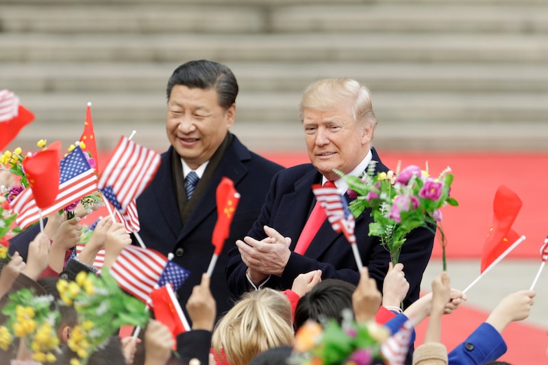 El presidente de EE.UU., Donald Trump, y el presidente de China, Xi Jinping, saludan a los asistentes durante una ceremonia de bienvenida celebrada en Pekín en 2017.
Fotógrafo: Qilai Shen/Bloomberg El presidente de EE.UU., Donald Trump, y el presidente de China, Xi Jinping, saludan a los asistentes durante una ceremonia de bienvenida celebrada en Pekín en 2017.
Fotógrafo: Qilai Shen/Bloomberg