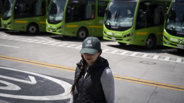 Conductoras de buses en Colombia reforman el transporte público Conductoras de buses en Colombia reforman el transporte público