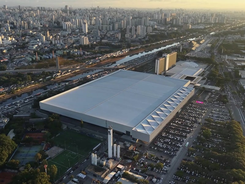 Distrito Anhembi foi reinaugurado em junho de 2024 após investimento de R$ 607,7 milhões pela GL Events. Localizado na zona norte de São Paulo, ao lado do Campo de Marte, o complexo concentra em 400 mil m² o Sambódromo, Palácio de Convenções e Pavilhão de Exposições. Distrito Anhembi foi reinaugurado em junho de 2024 após investimento de R$ 607,7 milhões pela GL Events. Localizado na zona norte de São Paulo, ao lado do Campo de Marte, o complexo concentra em 400 mil m² o Sambódromo, Palácio de Convenções e Pavilhão de Exposições.