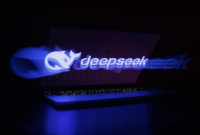 El logotipo de la empresa de inteligencia artificial DeepSeek en la pantalla de un computador portátil. El logotipo de la empresa de inteligencia artificial DeepSeek en la pantalla de un computador portátil.