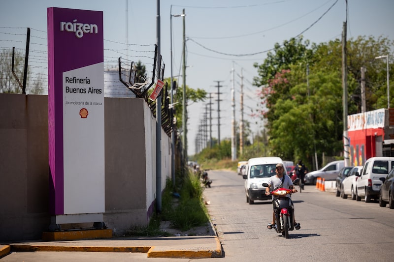 Un motociclista pasa por la refinería de petróleo Raizen SA Dock Sud en Buenos Aires. Fotógrafo: Tomás Cuesta/Bloomberg. Un motociclista pasa por la refinería de petróleo Raizen SA Dock Sud en Buenos Aires. Fotógrafo: Tomás Cuesta/Bloomberg.