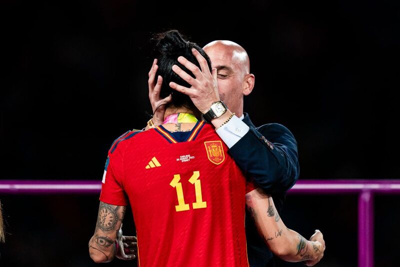 Luis Rubiales besa a Jennifer Hermoso, de España, durante la ceremonia de entrega de medallas de la Copa Mundial Femenina de la FIFA. Luis Rubiales besa a Jennifer Hermoso, de España, durante la ceremonia de entrega de medallas de la Copa Mundial Femenina de la FIFA.