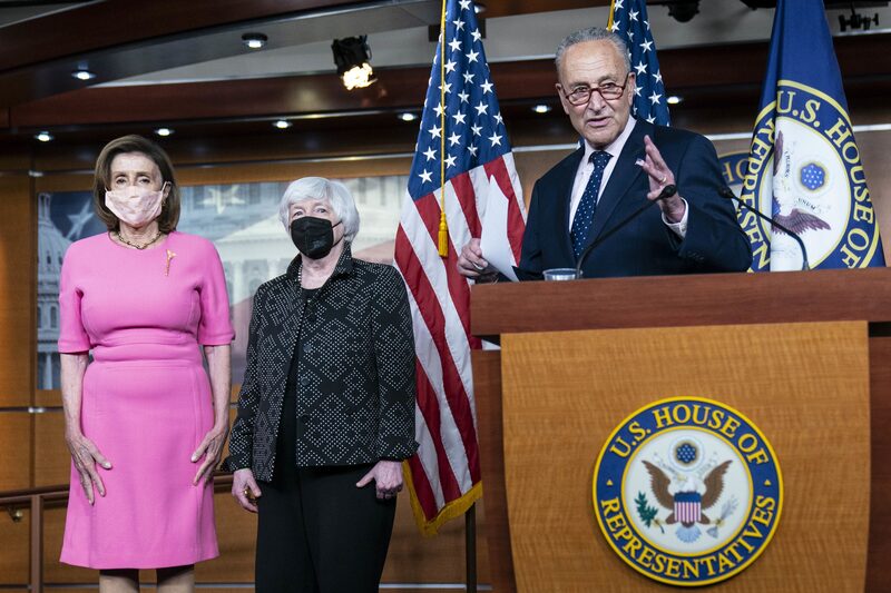El líder de la mayoría del Senado, Chuck Schumer, demócrata de Nueva York, a la derecha, durante una conferencia de prensa con Janet Yellen, secretaria del Tesoro de EE.UU., y la presidenta de la Cámara de Representantes, Nancy Pelosi, demócrata de California, en el Capitolio, en Washington, D.C., el jueves 23 de septiembre de 2021. El líder de la mayoría del Senado, Chuck Schumer, demócrata de Nueva York, a la derecha, durante una conferencia de prensa con Janet Yellen, secretaria del Tesoro de EE.UU., y la presidenta de la Cámara de Representantes, Nancy Pelosi, demócrata de California, en el Capitolio, en Washington, D.C., el jueves 23 de septiembre de 2021.