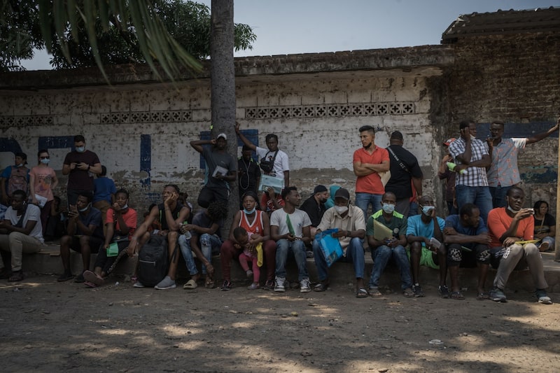 Migrantes de nacionalidad africana a las afueras de la Comisión Mexicana de Ayuda a Refugiados para tramitar sus solicitudes en Tapachula, México, el 11 de abril. 11. Migrantes de nacionalidad africana a las afueras de la Comisión Mexicana de Ayuda a Refugiados para tramitar sus solicitudes en Tapachula, México, el 11 de abril. 11.