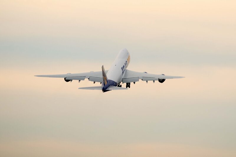 Quanto maior o peso das aeronaves, maior o consumo de combustível de aviação, o maior custo das companhias Quanto maior o peso das aeronaves, maior o consumo de combustível de aviação, o maior custo das companhias