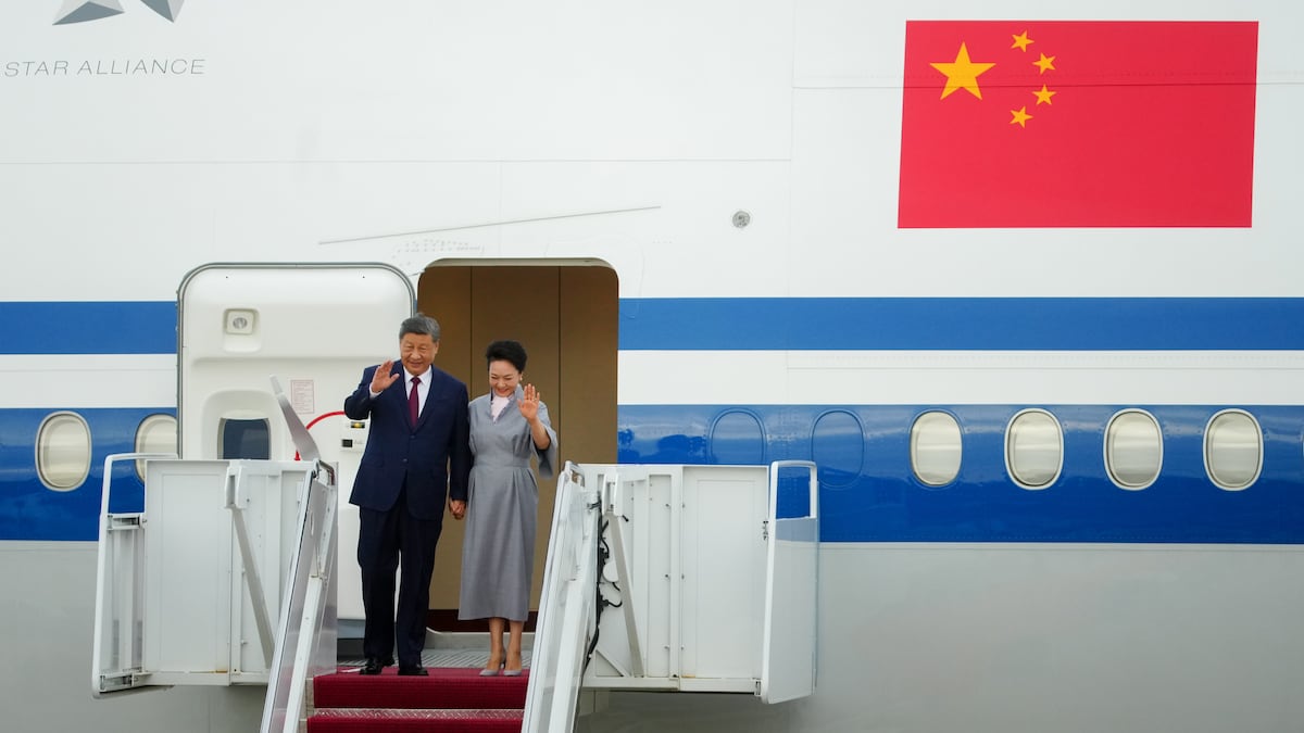 Xi Jinping, presidente de China, y Peng Liyuan, primera dama de China, descienden del avión a su llegada a la Base Conjunta Andrews, en Maryland (EE.UU.), el miércoles 23 de septiembre de 2026