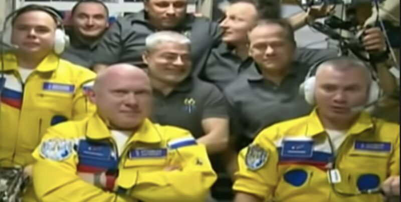 Los cosmonautas de Roscosmos Oleg Artemyev , Denis Matveev y Sergey Korsakon llegaron a la Estación Espacial Internacional a las 3:12 pm EDT mientras la estación viajaba 260 millas sobre el este de Kazajistán. Foto: Video Nasa TV Los cosmonautas de Roscosmos Oleg Artemyev , Denis Matveev y Sergey Korsakon llegaron a la Estación Espacial Internacional a las 3:12 pm EDT mientras la estación viajaba 260 millas sobre el este de Kazajistán. Foto: Video Nasa TV
