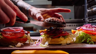 O hambúrguer encolheu: restaurantes dos EUA reinventam pratos para enfrentar inflação O hambúrguer encolheu: restaurantes dos EUA reinventam pratos para enfrentar inflação
