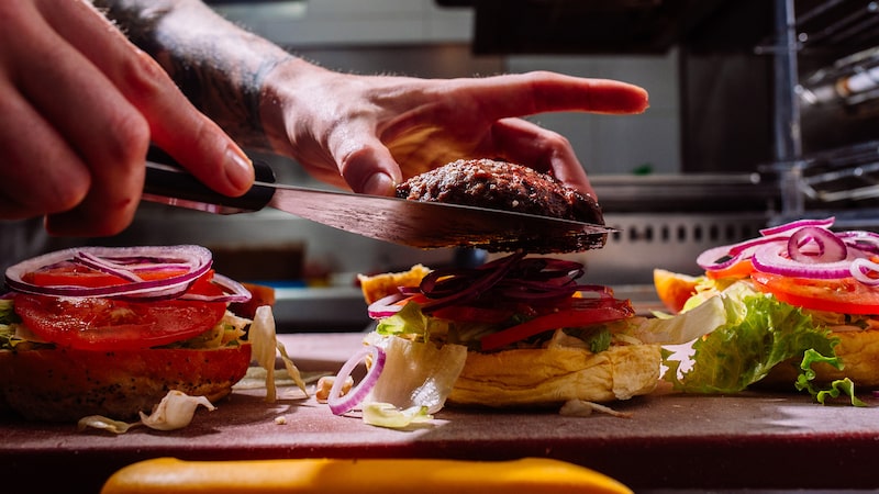 O hambúrguer encolheu: restaurantes dos EUA reinventam pratos para enfrentar inflação O hambúrguer encolheu: restaurantes dos EUA reinventam pratos para enfrentar inflação