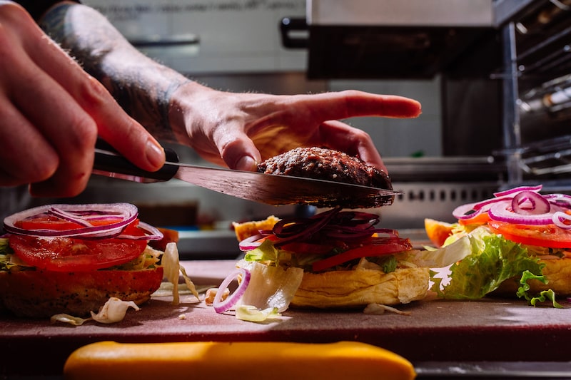 Restaurantes enfrentam o aumento vertiginoso dos preços da carne bovina e estão reformulando os seus cardápios, experimentando porções menores e cortes de carne mais baratos (Foto: Alberto Menendez Cervero/Moment/Getty Images) Restaurantes enfrentam o aumento vertiginoso dos preços da carne bovina e estão reformulando os seus cardápios, experimentando porções menores e cortes de carne mais baratos (Foto: Alberto Menendez Cervero/Moment/Getty Images)