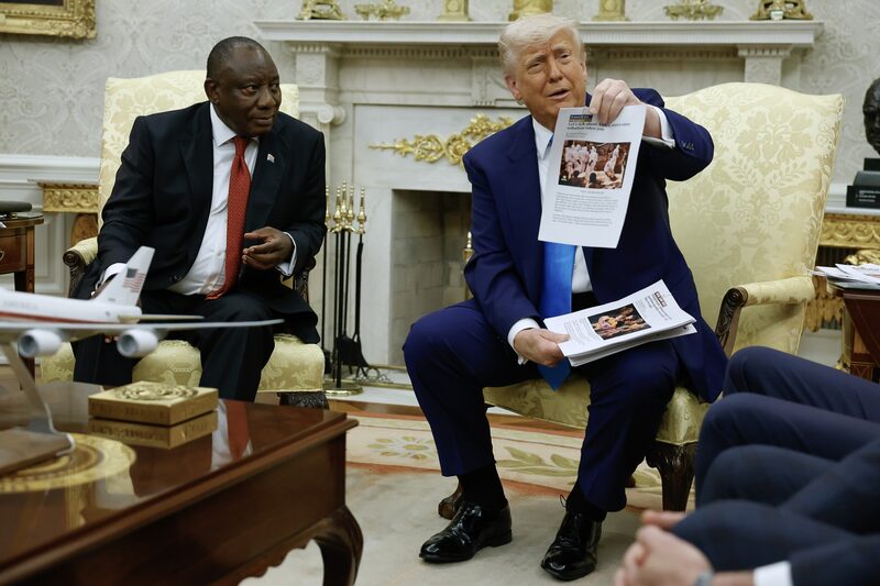 Donald Trump sostiene un artículo impreso mientras acusa al presidente sudafricano Cyril Ramaphosa de violencia sancionada por el Estado contra granjeros blancos en Sudáfrica en la Casa Blanca. Fotógrafo: Chip Somodevilla/Getty Images. Donald Trump sostiene un artículo impreso mientras acusa al presidente sudafricano Cyril Ramaphosa de violencia sancionada por el Estado contra granjeros blancos en Sudáfrica en la Casa Blanca. Fotógrafo: Chip Somodevilla/Getty Images.