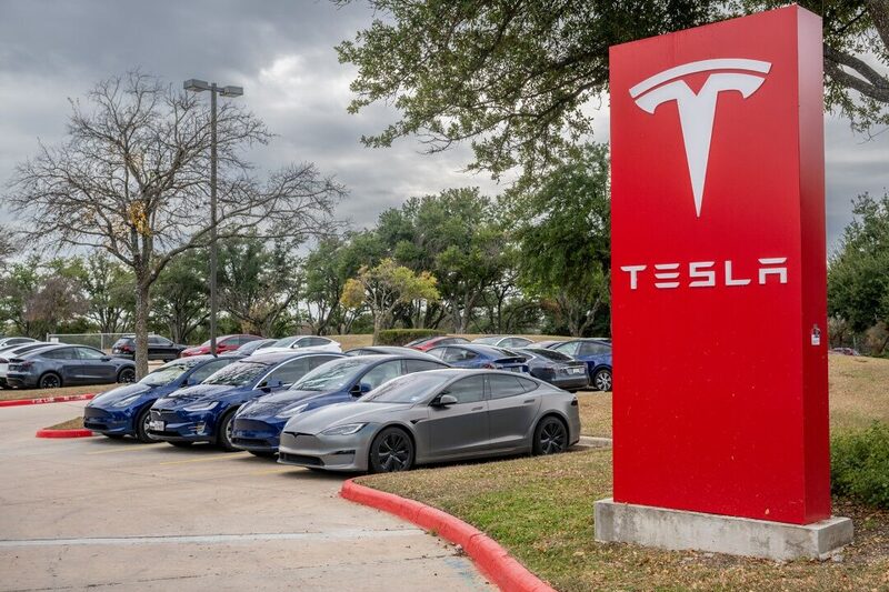 Vehículos Tesla en un concesionario Tesla el 13 de diciembre de 2023 en Austin, Texas. Vehículos Tesla en un concesionario Tesla el 13 de diciembre de 2023 en Austin, Texas.
