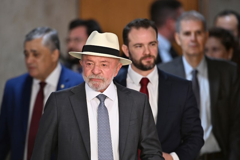 Enquanto o Banco Central mantém juros elevados para conter a inflação, o governo amplia estímulos para acelerar a economia Enquanto o Banco Central mantém juros elevados para conter a inflação, o governo amplia estímulos para acelerar a economia