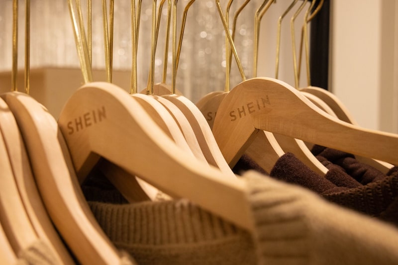 Roupas em tons de bege em cabides Roupas em tons de bege em cabides