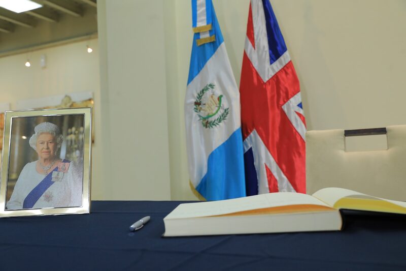 Al concluir el periodo de luto, el libro será enviado a Londres a la familia real británica. Al concluir el periodo de luto, el libro será enviado a Londres a la familia real británica.